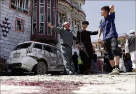  ??  ?? L’attentat s’est produit dans le quartier majoritair­ement chiite de l’ouest de la capitale afghane. (Photo EPA/MaxPPP)