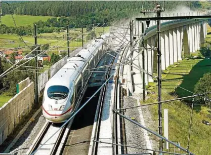  ?? Foto: Reuters/Ralph Orlowski ?? Bisher schickt die Bahn Züge durchs Land. Künftig liefert der Konzern auch Ökostrom.
