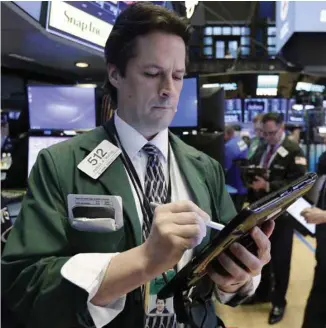  ?? RICHARD DREW ASSOCIATED PRESS ?? L’indice vedette de Wall Street, le Dow Jones, a cédé 0,1% à 24 893,35 points.