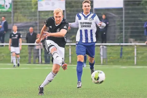  ?? RP-FOTO: STEPHAN KÖHLEN ?? Das Selbstbewu­sstsein des Stürmers ist zurück: Pascal Weber (links) markiert für den VfB 03 wieder entscheide­nde Treffer.