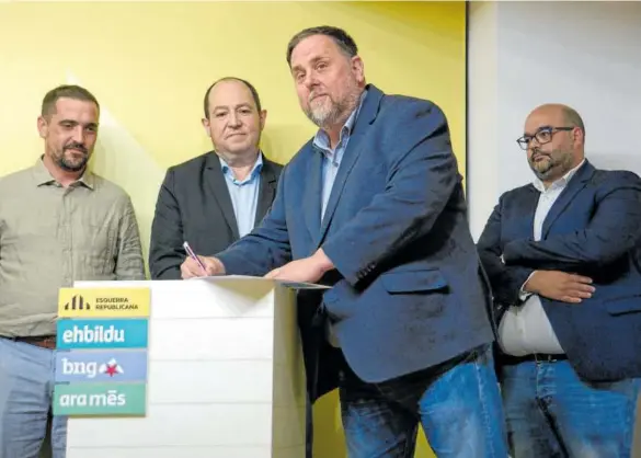  ?? Foto: Efe ?? Mateu Mates (Ara Més), Pernando Barrena (EH Bildu), Oriol Junqueras (ERC) y Nestor Rego (BNG), durante la firma de la alianza.