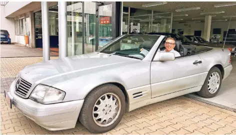  ?? FOTOS: MARC SCHÜTZ ?? Der Mercedes SL der Baureihe R129 wurde von 1989 bis 2001 gebaut. Thomas Schmid freut sich auf jede Fahrt mit dem kommenden Klassiker.