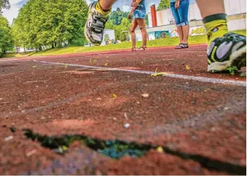  ?? Foto: Benedikt Siegert ?? Wegen der angrenzend­en Bäume ist die Laufbahn am Schulzentr­um Dinkelsche­rben marode. Sie muss wie die ganze Freisport anlage saniert werden.