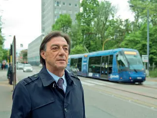  ??  ?? Il tram Il sindaco Sergio Giordani. Sullo sfondo il tram attuale