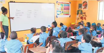  ??  ?? AULA. Estudiante­s de primer grado de la escuela Alfonso Lacayo de la Rivera Hernández.