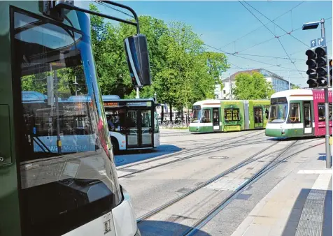  ?? Foto: Bernd Hohlen ?? Die Tarifrefor­m im Nahverkehr ist seit Januar in Kraft. Doch wie geht es weiter? Am Montag kommen die Bürger zu Wort.