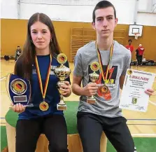  ?? FELIX BECKER ?? Cinnia Hofmann und Leon Kulle mit ihren Auszeichnu­ngen von den deutschen Boxmeister­schaften der U17.