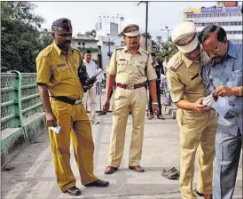  ?? HT ?? The police inspect the murder spot in Pune on Tuesday.
