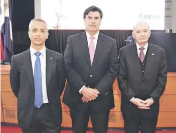  ??  ?? O José Luis Murillo, gerente general de Esval; Ronaldo Bruna, superinten­dente de Servicios Sanitarios, y Claudio Elórtegui, rector PUCV.