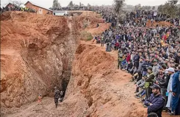  ?? Fadel Senna / AFP Getty Images TNS ?? Bystanders watch as Moroccan emergency teams work to rescue a 5-year-old boy from a well shaft he fell into on Tuesday in the remote village of Ighrane in the rural northern province of Chefchaoue­n on Friday.