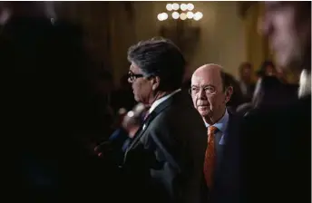  ?? (BRENDAN SMIALOWSKI/AFP) ?? Le secrétaire d’Etat américain au Commerce Wilbur Ross (à droite, à côté de son collègue Rick Perry) a largement profité de ses liens d’affaires avec des proches de Vladimir Poutine.