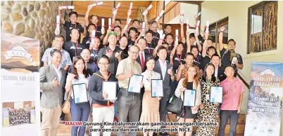  ??  ?? MALIM Gunung Kinabalu merakam gambar kenangan bersama para penaja dan wakil penaja projek NICE.