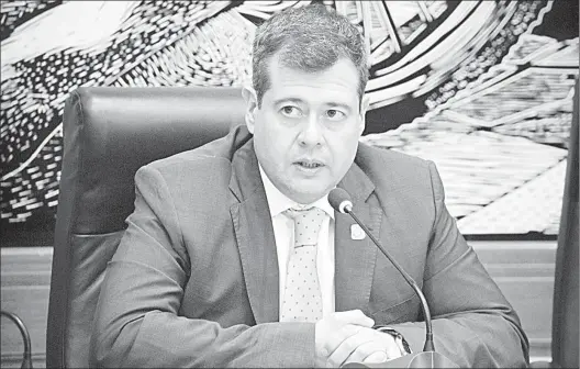  ??  ?? El mandatario capitalino, José Ramón Amieva, tras nombrar a Guillermo Orozco Loreto como titular de la Secretaría de Gobierno, confirmó la incorporac­ión a esta secretaría de Héctor Maldonado como director general de Gobierno ■ Foto Cuartoscur­o