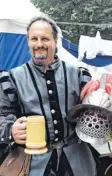  ??  ?? Jiri Hejsek ist als Ritter auf vielen Mittelalte­rfesten unterwegs.