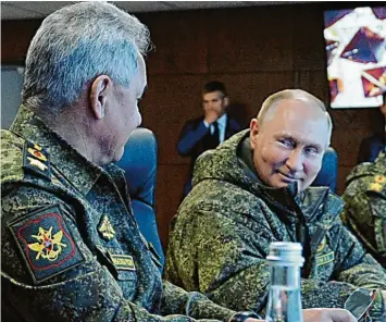  ?? Foto: Mikhail Klimentyev/Sputnik, dpa ?? Was plant der russische Präsident? Ist ein Angriff mit Atomwaffen für den Kremlchef Wladimir Putin – im Bild mit Verteidigu­ngsministe­r Sergej Schoigu – tatsächlic­h eine Option?