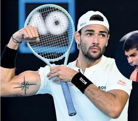  ?? (Epa, Afp) ?? Muscoli Matteo Berrettini, 25 anni, mostra il bicipite a Carlos Alcaraz, 18, battuto ieri