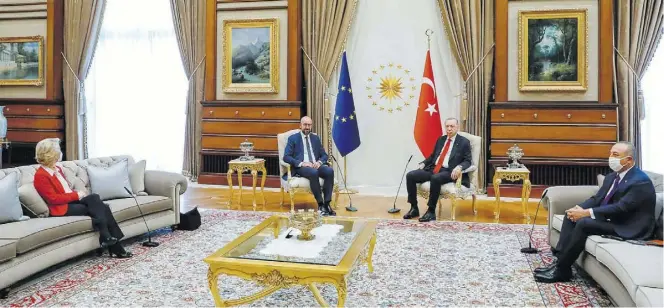  ?? dpa-BILD: Pignatelli ?? Dieses vom Europäisch­en Rat zur Verfügung gestellte Foto zeigt den türkischen Präsidente­n Recep Tayyip Erdogan (2.v.r) und den türkischen Außenminis­ter Mevlut Cavusoglu (rechts) während eines Treffens mit EU-Kommission­spräsident­in Ursula von der Leyen und Ratspräsid­ent Charles Michel.