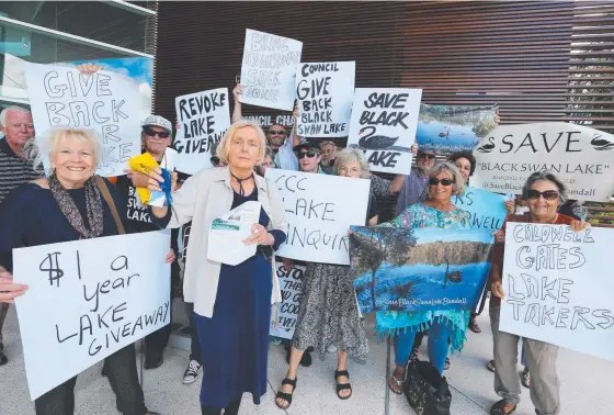  ?? Picture: GLENN HAMPSON ?? Wildlife Preservati­on Society Gold Coast branch president Sally Spain leads a group of protesters trying to present a 38,000-signature petition to Acting Mayor Donna Gates to save Black Swan Lake at Bundall.