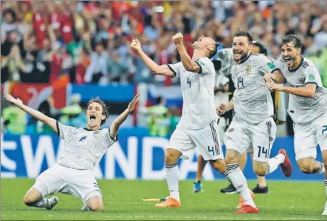  ?? AP PHOTO ?? Russian players celebrate their first World Cup quarterfin­al entry since 1970, at the Luzhniki Stadium in Moscow on Sunday.