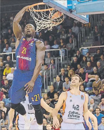  ?? FOTO: MANEL MONTILLA ?? Rakim Sanders machaca a una mano. El Barça Lassa mantuvo la intensidad desde el minuto uno hasta el cuarenta