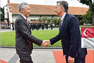  ??  ?? BILATERAL. Antes del G20, el presidente Macri recibió al primer ministro de Singapur. Caputo participó de la reunión en Olivos.