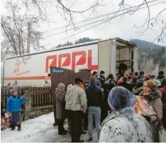  ?? Foto: Jung ?? In Rumänien wurde der Lkw aus Wemding bereits sehnlich erwartet. Die Freude über die Geschenke zu Weihnachte­n war groß.