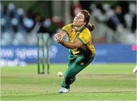  ?? Picture: RICHARD HUGGARD/GALLO IMAGES ?? NEED TO BOUNCE BACK: Nadine de Klerk of SA drops a catch during the third Women’s T20I against Sri Lanka at Buffalo Park in East London on Wednesday