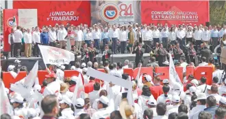  ??  ?? El presidente Andrés Manuel López Obrador participó en un encuentro de la CTM, gremio que hoy cumple 84 años.