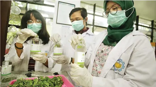  ?? ROBERTUS RISKY/ JAWA POS ?? BUAT INTERNAL: Mahasiswa membuat hand sanitizer di Laboratori­um Kimia Mikroorgan­isme Fakultas Sains dan Analitika Data ITS kemarin. Antiseptik tangan tersebut untuk wisudawan.