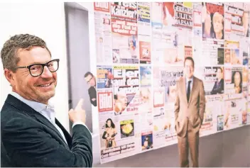  ?? FOTO: DPA ?? Ex-„Bild“-Chef Kai Diekmann vor einem Werk des Fotografen Frank Zauritz, das Diekmann und Ex-Bundeskanz­ler Gerhard Schröder mit einer Collage von „Bild“-Titeln zeigt.