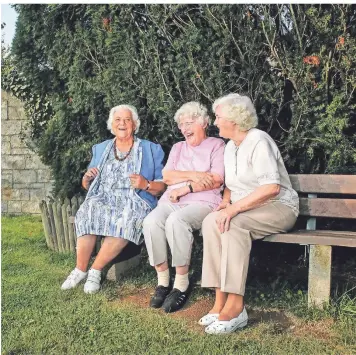  ?? FOTO: MARKUS VAN OFFERN ?? Damen halten auf einer Parkbank in Kleve einen Schwatz – auf Niederrhei­nisch?