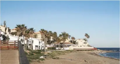  ?? Foto: L. Kuder ?? Strandbesu­cher können sich informiere­n, an welchen Stränden in Mijas noch Platz ist.