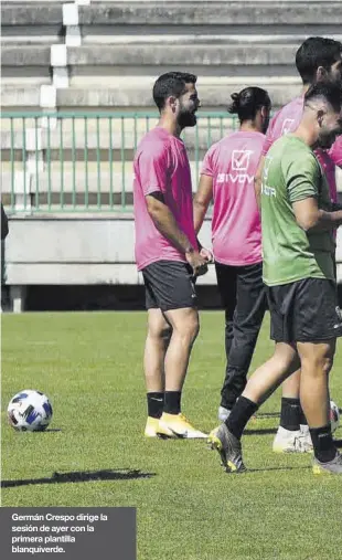  ??  ?? Germán Crespo dirige la sesión de ayer con la primera plantilla blanquiver­de.