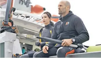  ??  ?? ► La actriz china Li Bingbing protagoniz­a Megalodón junto a Jason Statham.