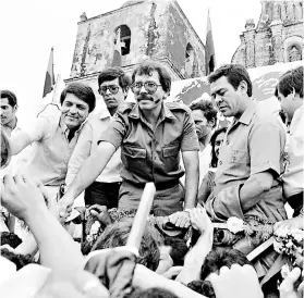  ??  ?? ► Daniel Ortega, junto a Sergio Ramírez (a la izquierda) en octubre de 1984, en la ciudad de León.