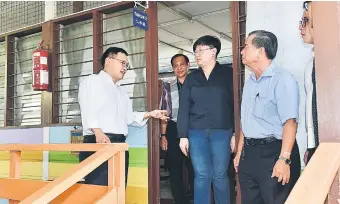  ?? — Photo by Tan Song Wei ?? Chong (left) exchanges views with (from third left) Ngu and Pui during the walkabout.