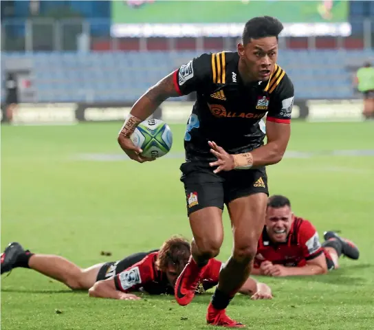  ?? PHOTOSPORT ?? Solomon Alaimalo is leaving plenty of defenders in his wake during the 2018 Super Rugby season.