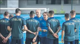  ?? FOTO: EFE ?? Roberto Mancini, dando instruccio­nes a sus jugadores en el entrenamie­nto de ayer