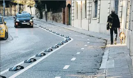  ?? DAVID AIROB ?? Una gran desproporc­ión. Esta imagen de la calle Montevideo, en el barrio de Pedralbes, muestra cómo los peatones son los grandes relegados, quienes disponen de menos espacio para circular