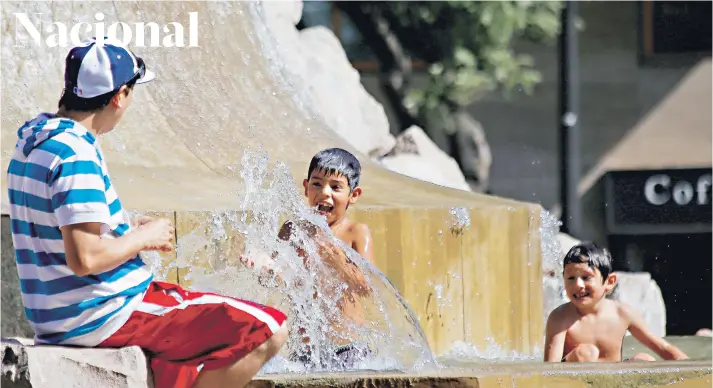  ?? FOTO: AGENCIAUNO. ?? Desde el miércoles, la renovada pileta de la Plaza de Armas ha servido para refrescar a los niños.