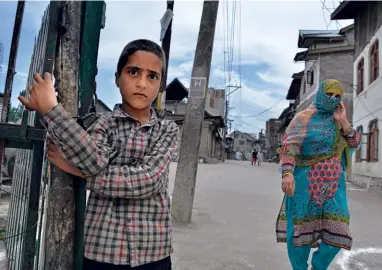  ?? YASIR IQBAL ?? UNEASY PEACE Scene from a lockdown in Srinagar