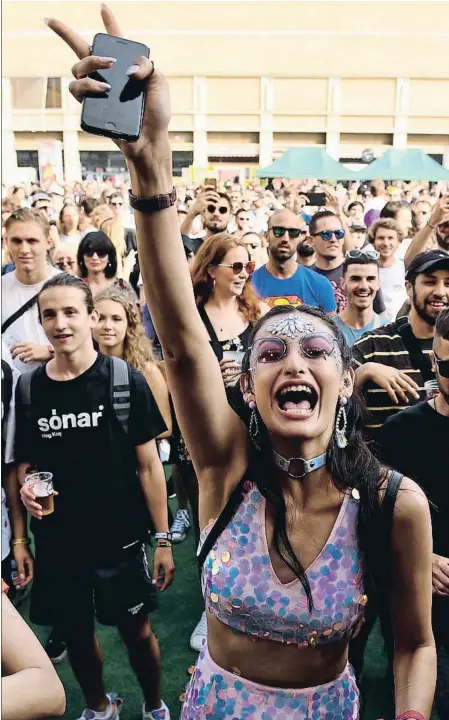  ??  ?? Aficionado­s ante el escenario del SonarVilla­ge, en la tarde de la primera jornada del Sónar