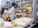  ?? FOTOS: MOISÉS VALENZUELA. ?? CONSUMO. En un 60% han disminuido las ventas en mercados de la ciudad, según locatarios.