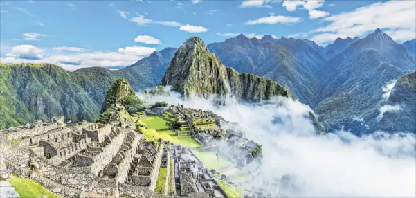  ?? [AdobeStock] ?? Kaum eine andere Ruine zieht so viele Menschen in ihren Bann wie die Inkastadt Machu Picchu in der wilden Andenwelt Perus.