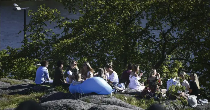  ?? FOTO: EMMI KORHONEN/LEHTIKUVA ?? Fjolårets skolavslut­ning firades i vackert väder i bland annat Brunnspark­en. I år tror polisen att fler unga kommer att samlas, och även vuxna efter att restaurang­erna och krogarna stänger klockan 20.