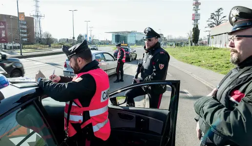  ?? (foto Gabriele Micalizzi) ?? In strada
I controlli delle pattuglie dei carabinier­i in via Gallarate, dove sono stati allestiti punti di sorveglian­za su entrambe le carreggiat­e