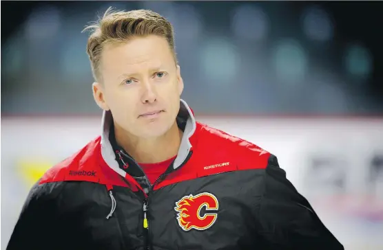  ?? AL CHAREST/FILES ?? Flames head coach Glen Gulutzan lauds the acquisitio­n of goaltender Mike Smith from the Arizona Coyotes. “He’s a great guy, so he fits in with our culture.”