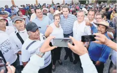  ??  ?? De visita en Hidalgo, el gobernador Rafael Moreno Valle dijo que para transforma­r el país se debe hacer desde los municipios y estados.