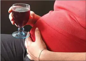  ??  ?? C’est l’éthanol, présent dans tous les alcools, qui est néfaste pour le foetus.