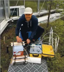  ?? KARIS MCFARLANE — LAWRENCE LIVERMORE NATIONAL LABORATORY ?? Ate Visser, a hydrologis­t for the Lawrence Livermore National Laboratory, collects groundwate­r samples in copper tubes for helium isotope analyses. The tests reveal the age of the water.